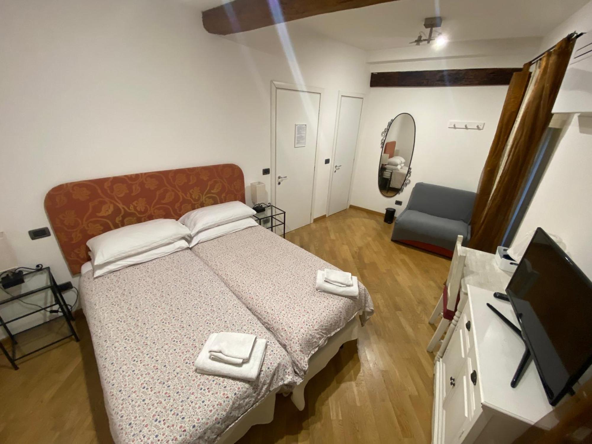 B&B And Home La Piazzetta Della Pioggia Болонья Экстерьер фото